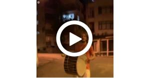 "مسحراتي رياضي" لاعب تركي يقرع الطبول في ليالي رمضان.. فيديو