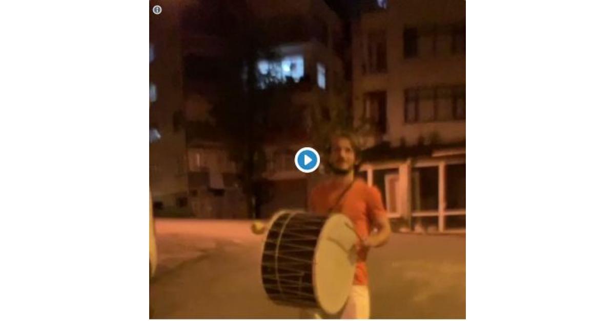"مسحراتي رياضي" لاعب تركي يقرع الطبول في ليالي رمضان.. فيديو