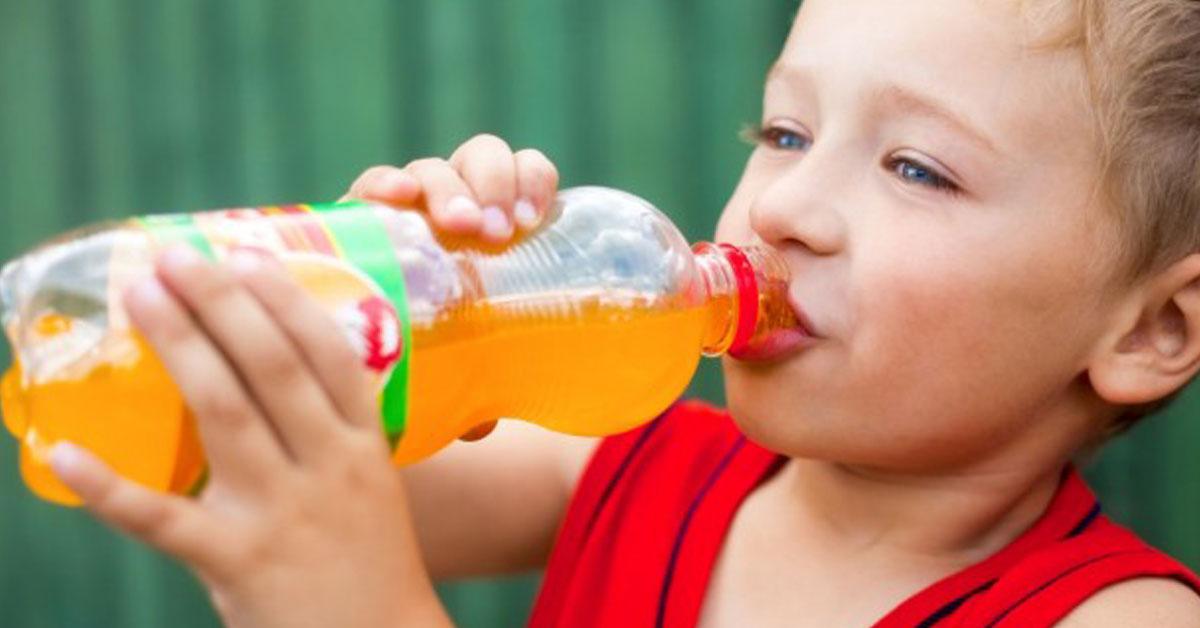 مضار المشروبات الغازية والكافيين على صحة الأطفال