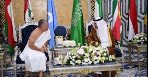 الملك يصل السعودية لحضور القمتين العربية والإسلامية مُحرما