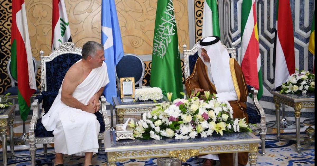 الملك يصل السعودية لحضور القمتين العربية والإسلامية مُحرما