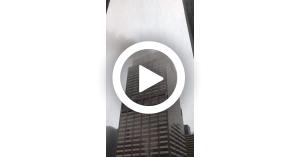 امريكا.. تحطم مروحية اصطدمت بمبنى في مانهاتن (فيديو وصور)