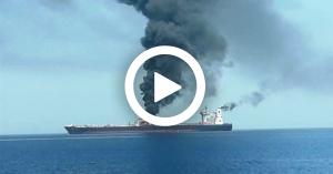 إيران تبث فيديو لنيران مشتعلة بإحدى السفينتين في خليج عُمان