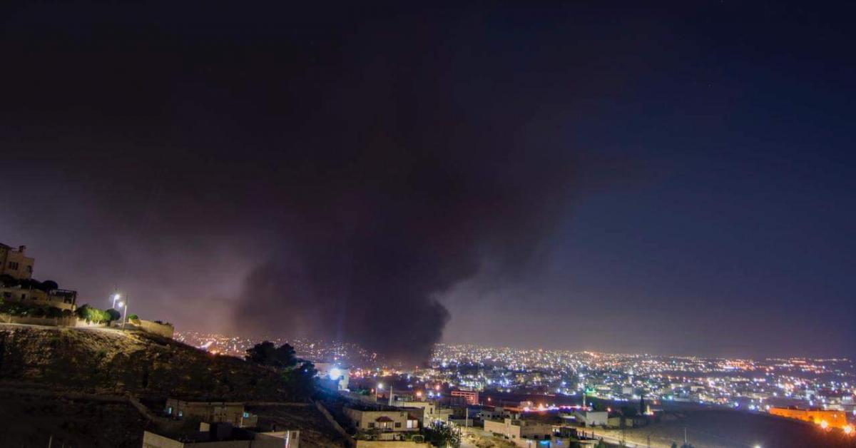الدفاع المدني يخمد حريق مصنع ماركا (فيديو وصور)