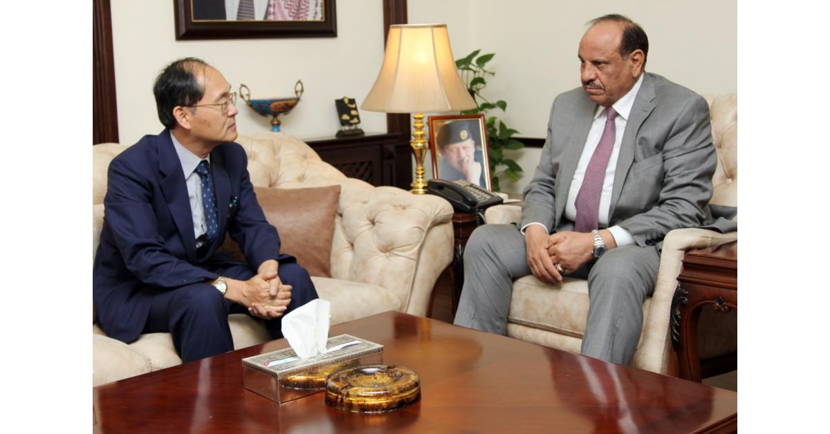 وزير الداخلية يلتقي السفير الياباني في عمان