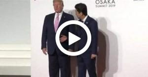 بالفيديو... ثوان محرجة لرئيس وزراء اليابان