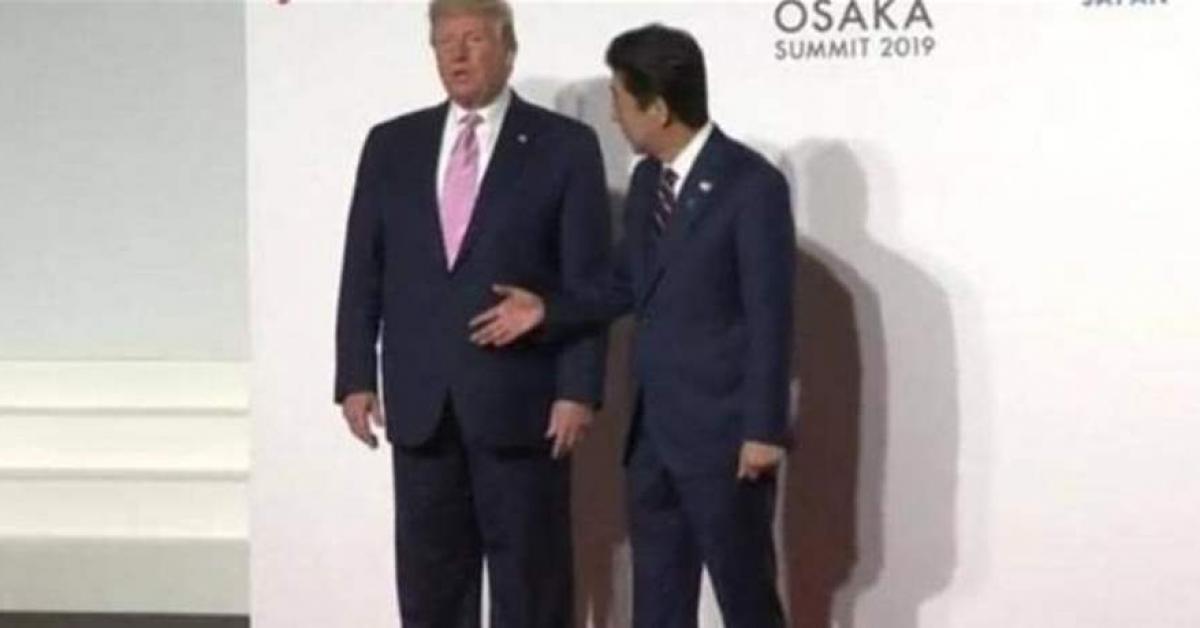 بالفيديو... ثوان محرجة لرئيس وزراء اليابان