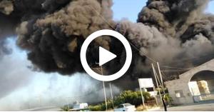 بالفيديو.. حريق كبير بمصنع اسفنج على طريق إربد