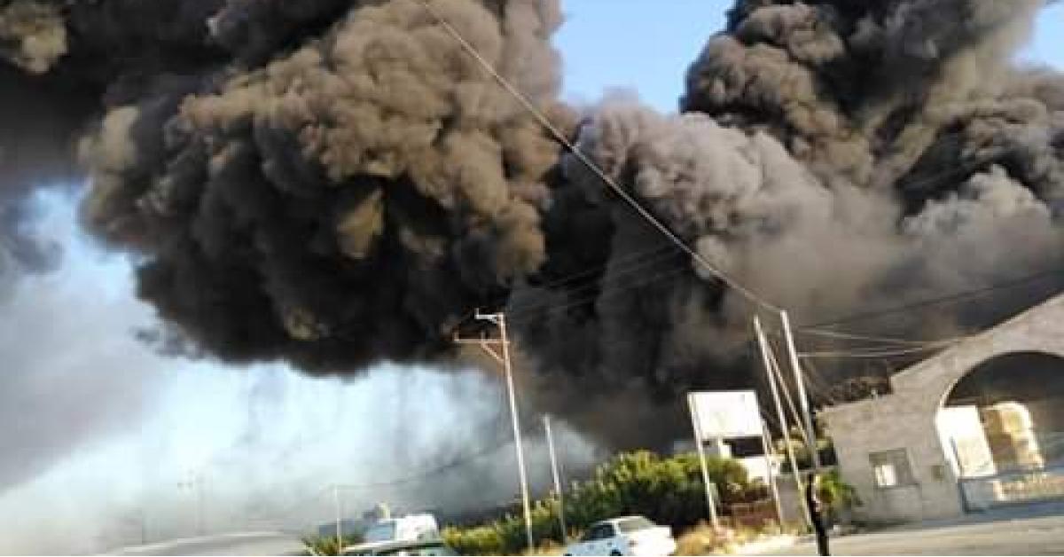 بالفيديو.. حريق كبير بمصنع اسفنج على طريق إربد
