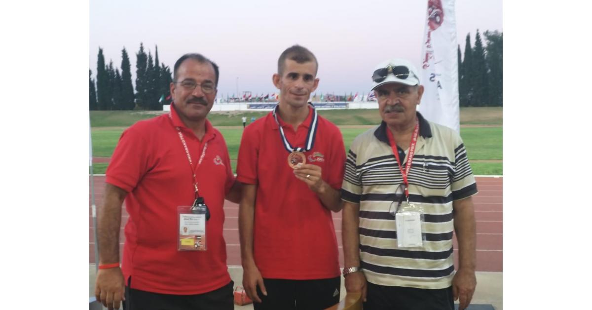 الحواتمة يهنئ الدركي "المقابلة" بعد فوزه ببرونزية 5000 متر، في بطولة تونس الدولية المفتوحة (الجائزة الكبرى)