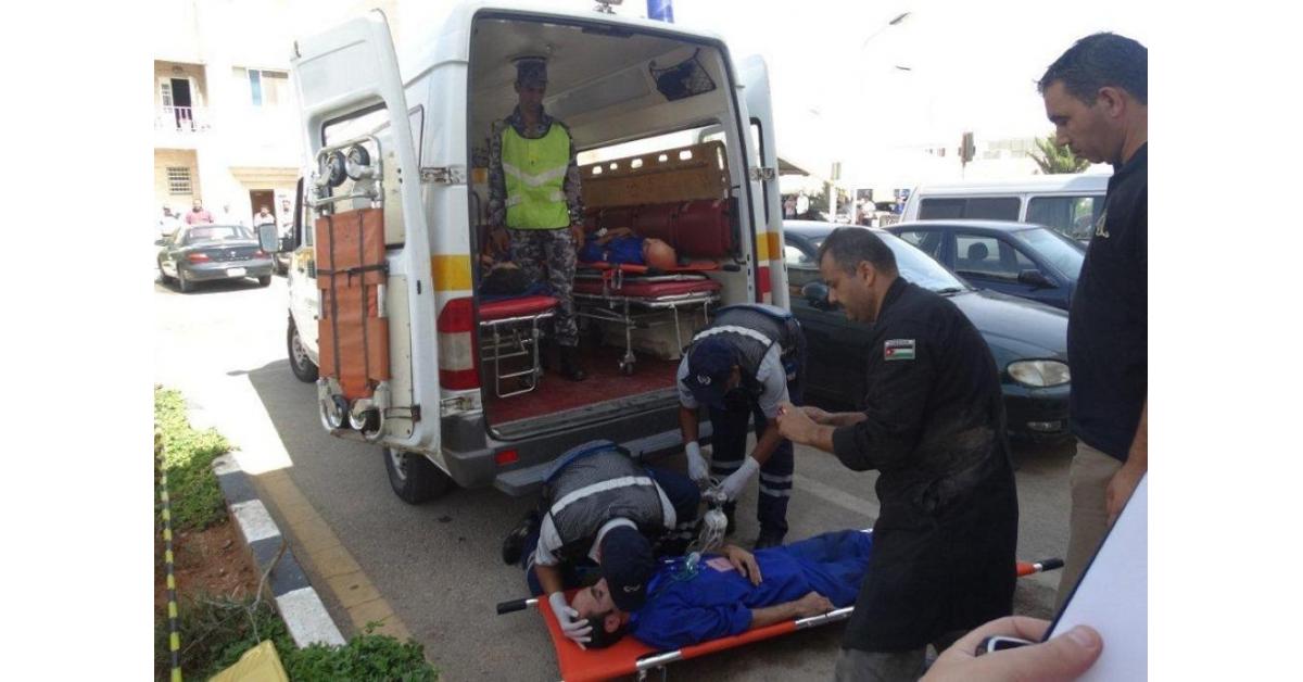 15 إصابة للاجئين سوريين وأردني في حادث تدهور بالمفرق