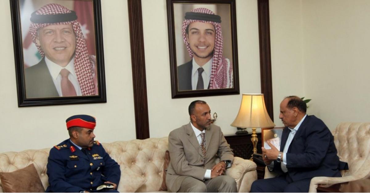 وزير الداخلية يلتقي وفدا امنيا اماراتيا