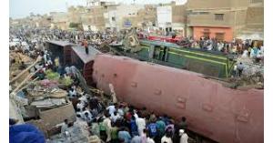 عشرات القتلى والجرحى في اصطدام قطارين بباكستان