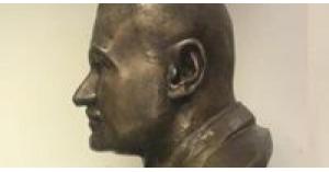مصر توقف بيع 3 تماثيل لجمال عبد الناصر