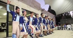 فرقة آراز للفلكلور الأرمني تعرض لوحات استعراضية فلكلورية راقصة
