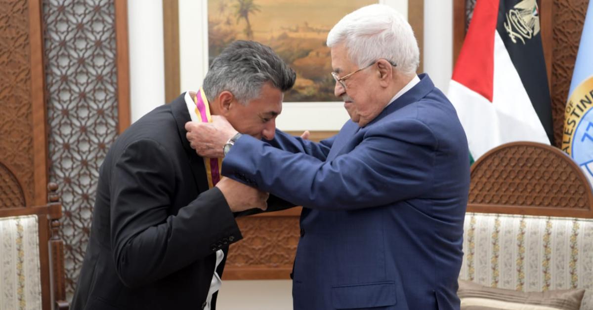 الرئيس الفلسطيني محمود عباس يقلد صوت الأردن الفنان عمر العبداللات وسام الثقافة والعلوم والفنون "مستوى التألق"