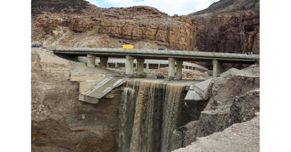 العموش يتفقد مشروع صيانة وإعادة تأهيل جسور البحر الميت
