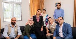 الملكة رانيا تطلع على مبادرات ومشاريع ناشئة لشباب في الرصيفة
