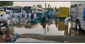 صور للحجاج الأردنيين الذين داهمتهم مياه الأمطار في عرفات