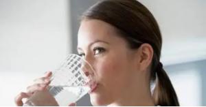 نصيحة عليكم الإكثار من شرب الماء في فصل الصيف