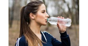 دراسة تنصح النساء بالإكثار من شرب الماء لتجنّب هذا المرض