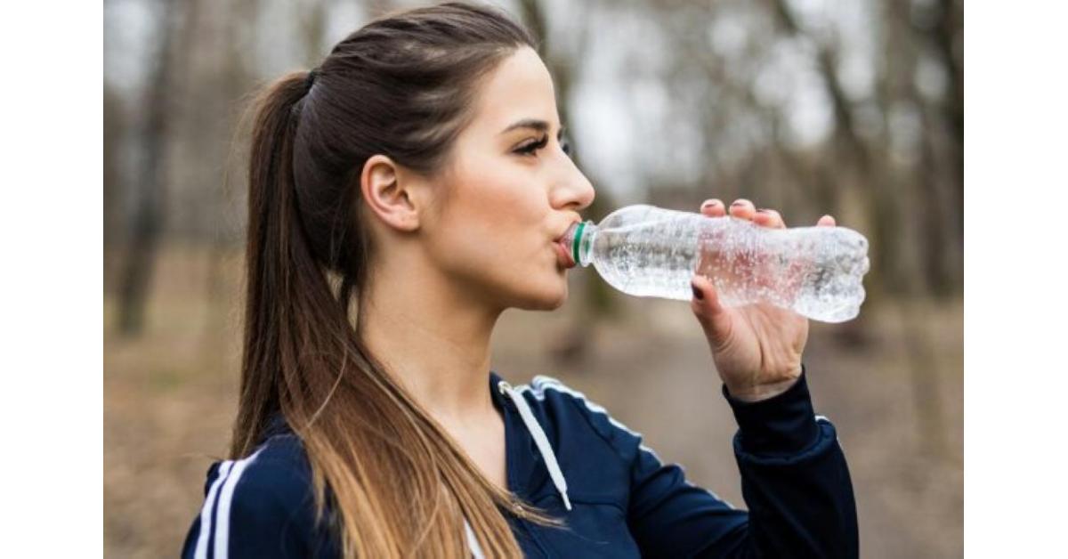 دراسة تنصح النساء بالإكثار من شرب الماء لتجنّب هذا المرض