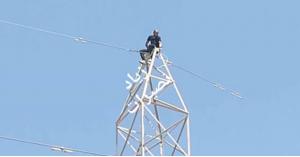 شاب يحاول الانتحار من برج كهرباء في رصيفة (صور)
