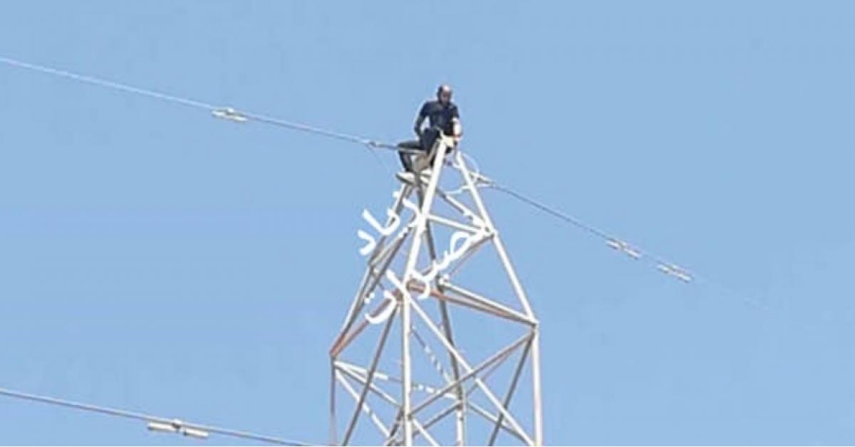 شاب يحاول الانتحار من برج كهرباء في رصيفة (صور)