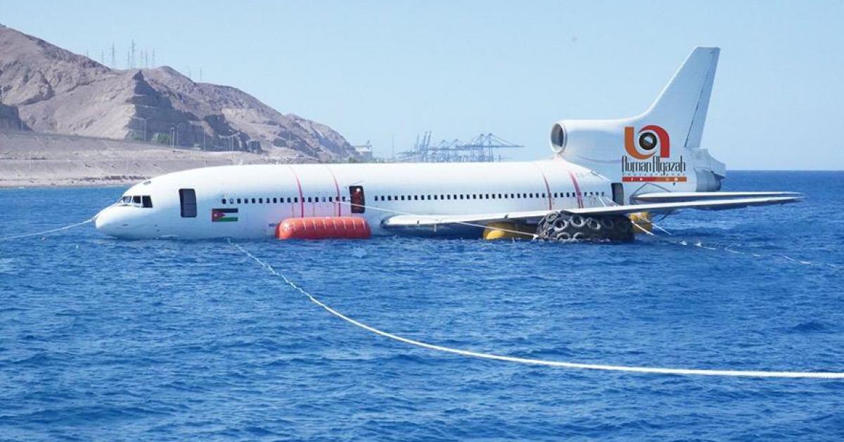 بالصور : العقبة الخاصة تغرق طائرة مدنية لخلق موقع غوص سياحي اصطناعي جديد