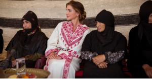 الملكة رانيا تزور "أم الرصاص" وتوعز بدعم مشاريع سيدات المنطقة