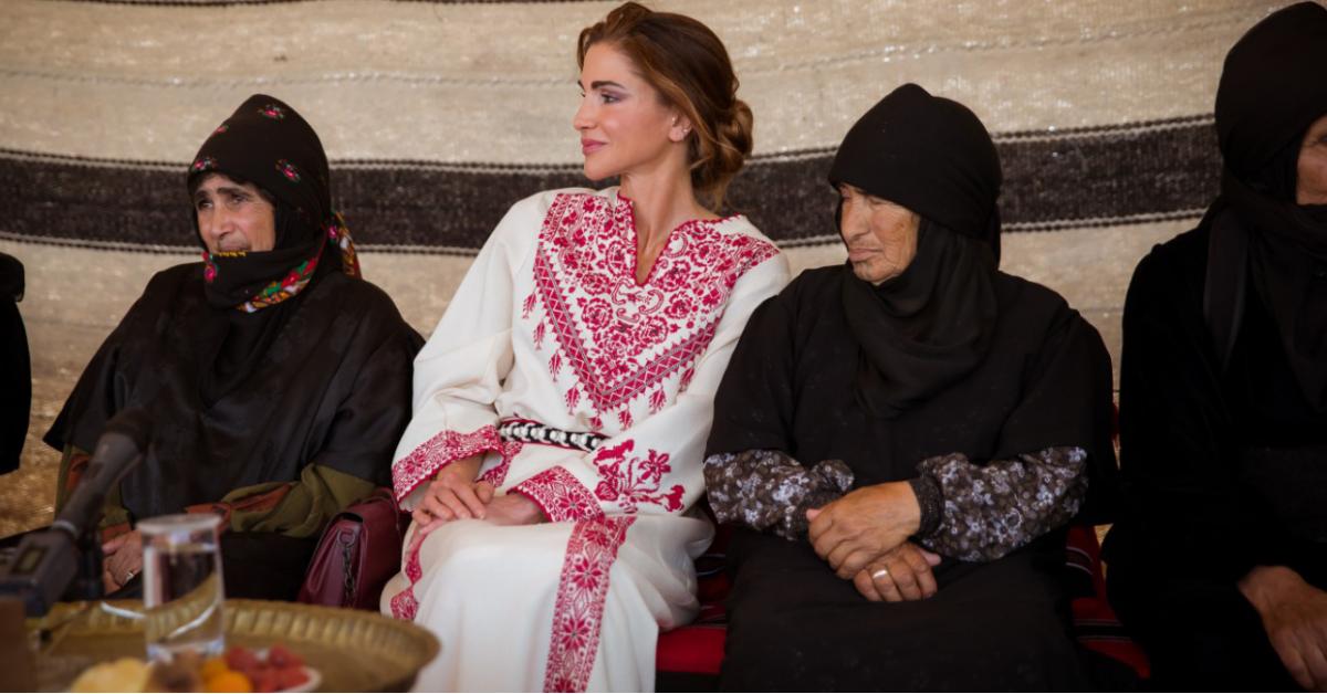 الملكة رانيا تزور "أم الرصاص" وتوعز بدعم مشاريع سيدات المنطقة