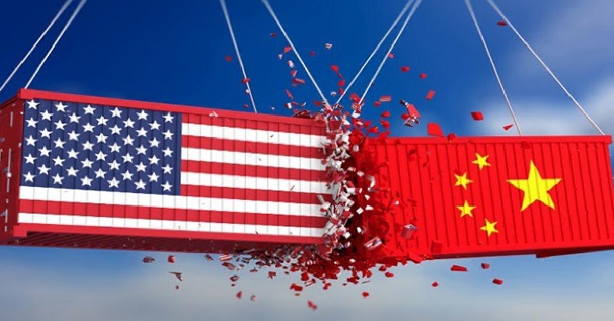 الحرب التجارية الامريكية الصينية تخفض اسعار النفط