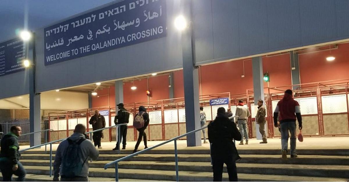 "الاحتلال" يغلق حاجز قلنديا العسكري شمال القدس