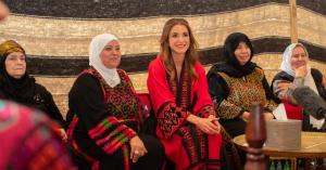 الملكة رانيا تلتقي مجموعة من سيدات بلقاوية عمان
