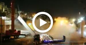 بالفيديو  لحظة سقوط وصلة جسر المحطة لمشروع الباص السريع