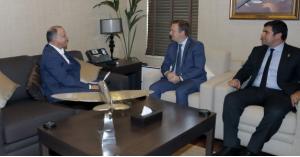 الأمير فيصل يستقبل رئيس اللجنة البارالمبية الدولية