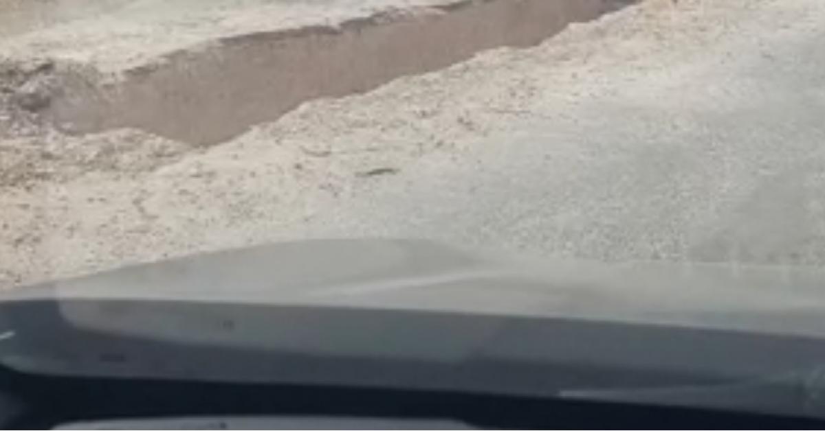 حفره خطيره في شارع البتراء تهدد حياة المواطنين (فيديو)