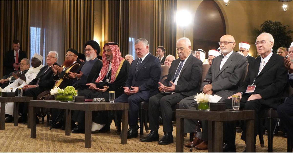 الملك يكرم قيادات مشاركة في المؤتمر الثامن عشر لمؤسسة آل البيت للفكر الإسلامي