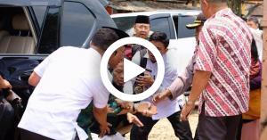 داعشي يهاجم وزير الأمن الإندونيسي بالسكين (فيديو)