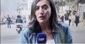 متظاهر لبناني يطبع قبلة على وجه مراسلة.. فيديو