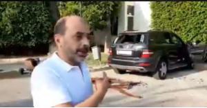تكسير سيارة مواطن اردني في لبنان ..فيديو