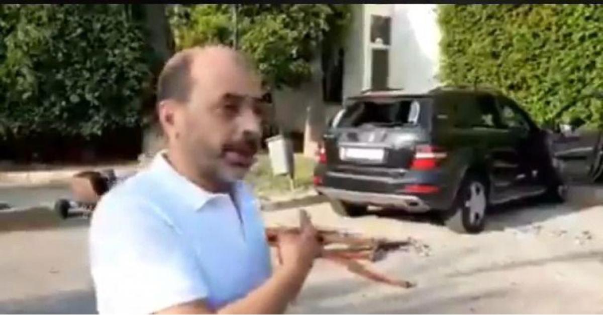 تكسير سيارة مواطن اردني في لبنان ..فيديو