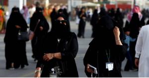 ناشط سعودي يدعو نساء المملكة لحرق النقاب