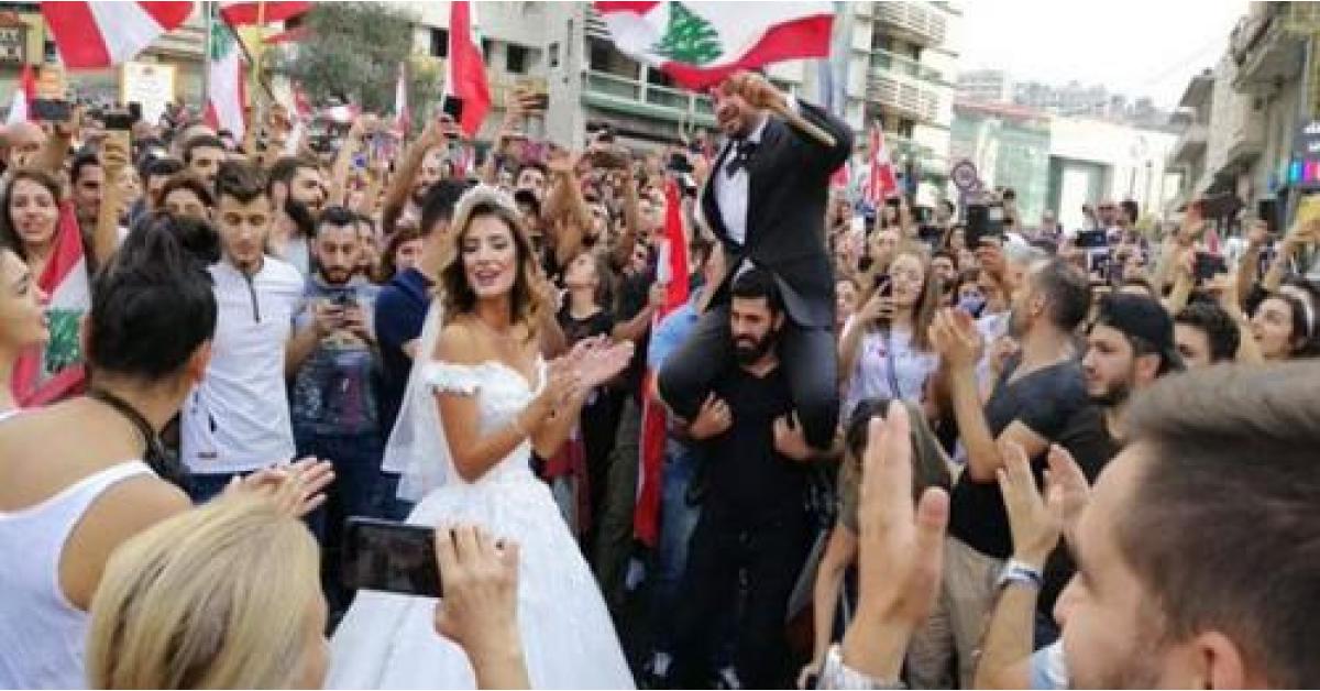 بالصور .. عرائس لبنانيات يبدأن زفافهن بالتظاهرات