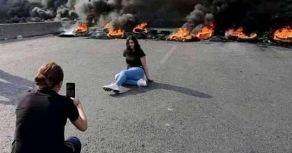 تعليق طريف من علاء مبارك على صورة لفتيات من لبنان أثناء المظاهرات