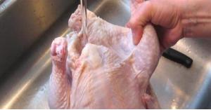 احذروا من غسل الدجاج قبل طهيه لهذا السبب