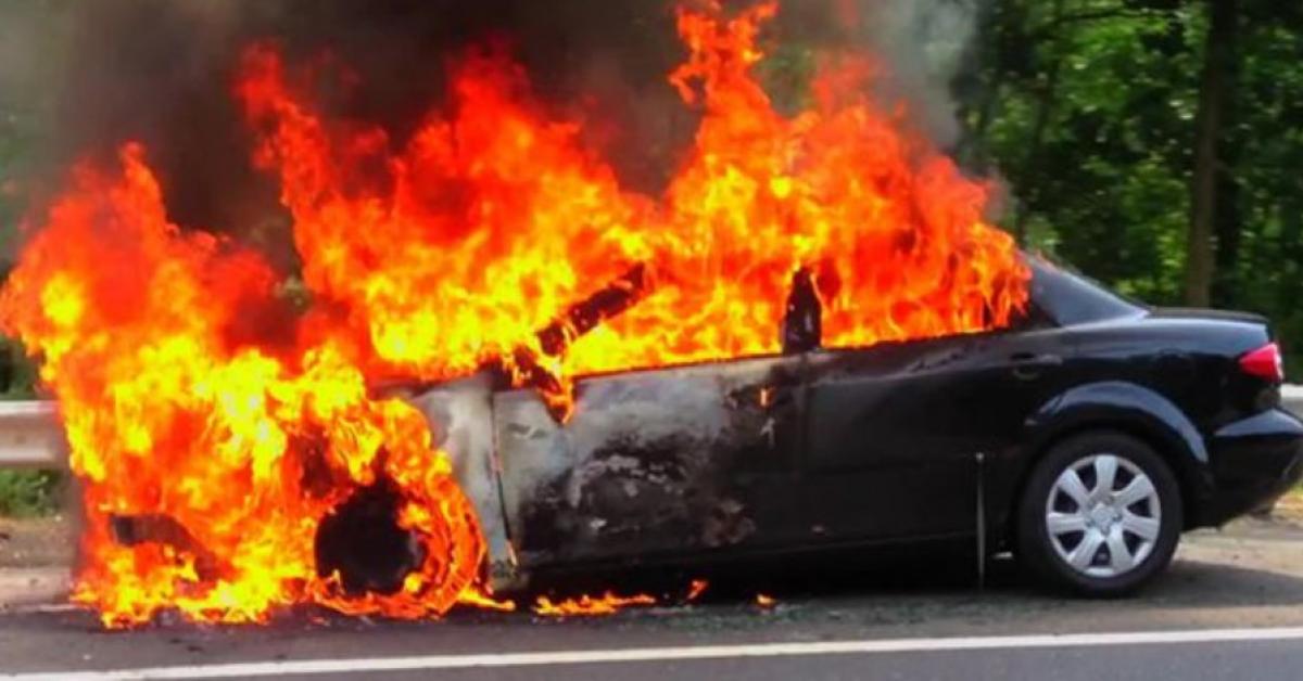 رجل حي يحترق داخل سيارة كهربائية
