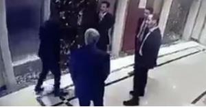شاهد بالفيديو .. سفير عربي يصفع مستشاره
