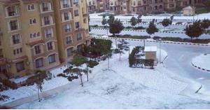 دولة عربية تكتسي بالثلوج للمرة الأولى منذ عقود... فيديو