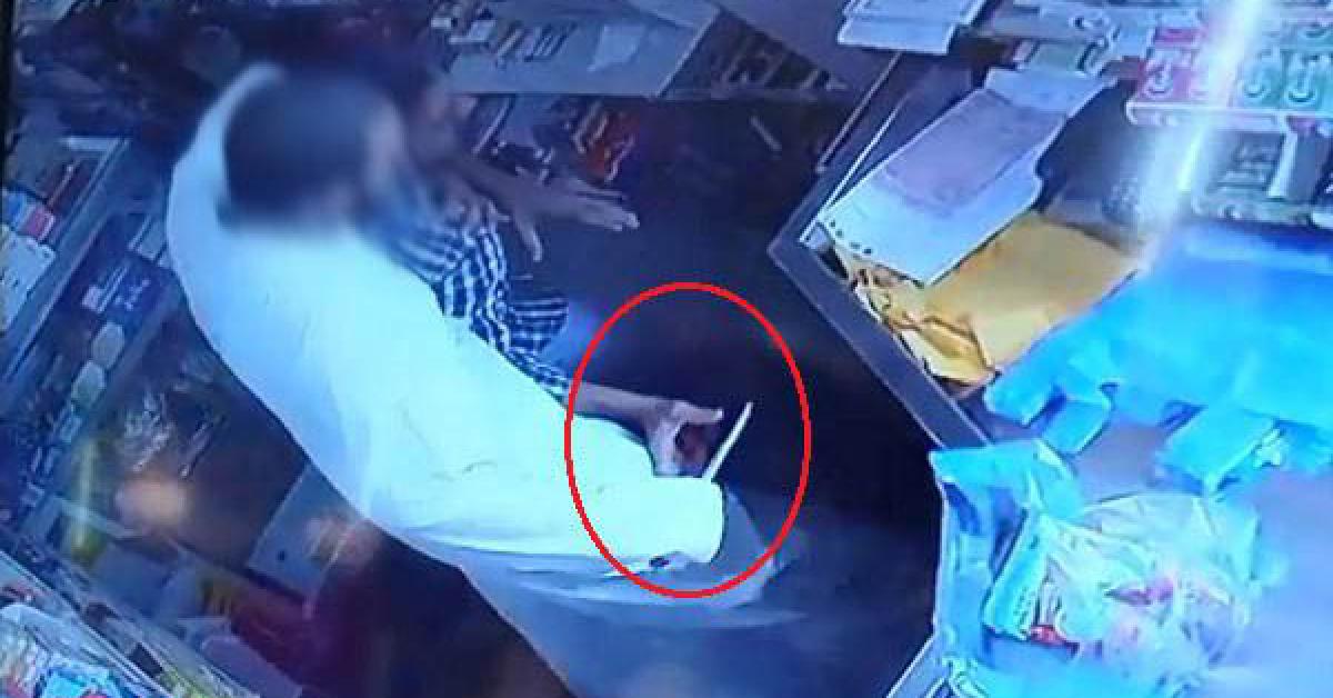بالفيديو: سطو مسلح وخنق عامل وتهديده بسكين داخل بقالة